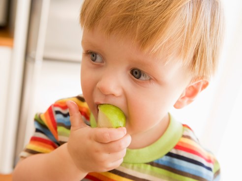 Dreng spiser æble